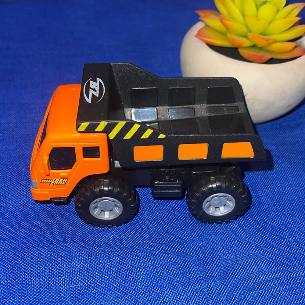 Maisto Builder Zone Dump Truck